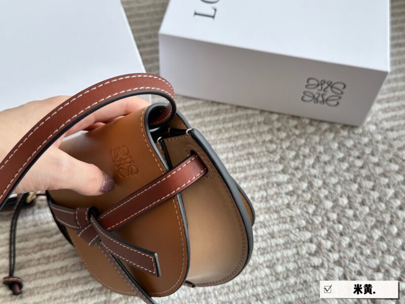 ef116cf034.jpg 210 box
Size: Width 21 * Height 14cm
Love Loewe Gate Mini!
Don't look at his palm, it's so big
The capacity is very friendly!
?? New product! ? Chest bag! Crossbody!
The leather of cowhide has an excellent hand feel
The leather is so good that ...