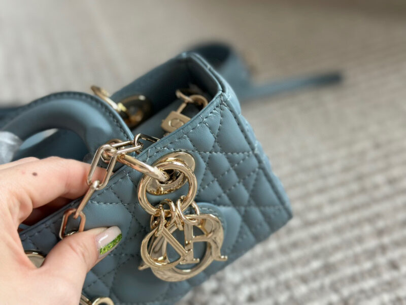 ef2a38c790.jpg 、
Dior lady's new long style haze blue full set packaging
Dior's all-new D-joy is making a strong comeback, with the rhythm of a big hit. The bag comes with two shoulder straps and multiple back styles, making the upper body both beautiful and styl...