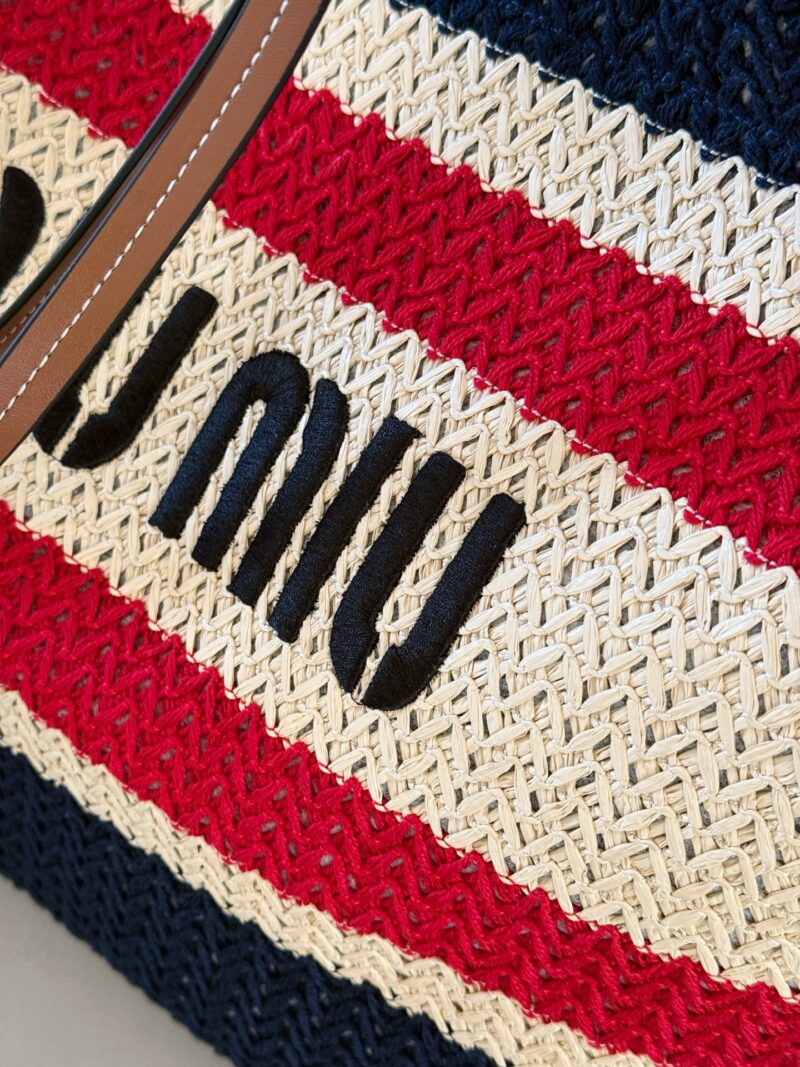 200 without box
Size: 36 * 37cm (vertical version)
Medium width 45 * 35cm (horizontal version)
MiuMiu woven bag, win hemp
This crochet tote bag
Splicing patterns with vibrant color blocks!
What you need for a perfect texture score is one
Loose short-...