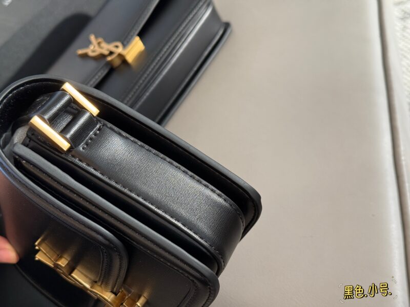 ef4f9dd567.jpg 225 230 box upgrade version
Size: 17 * 13cm (small)
23 * 16cm (large)
ysl Solferino
Original factory fine toothpick patterned Box cowhide,
The hand feel and flexibility of the leather surface are both very good!
The newly designed "L" letter is spli...