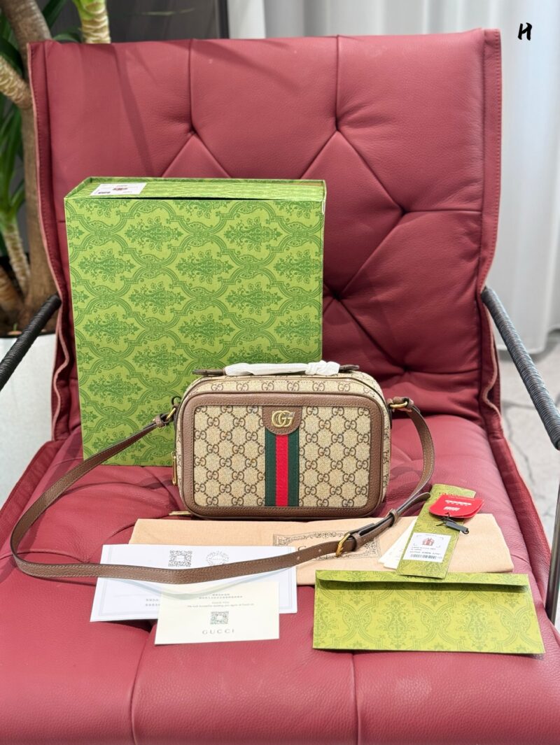ef5de8c324.jpg P240 Ophidia series woven strap small crossbody handbag;
The Ophidia series remains a beloved brand. Every season, new styles are launched to create multifunctional travel accessories suitable for various destinations. The double G and striped ribbon...
