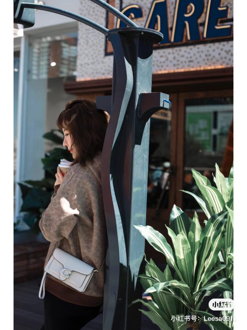 COACH Tabby Family New Member
That's right~The new member of tabby0, also known as the open hanging version, is an 18 centimeter mini version
The point that touched me this time is that Clogo's buckle is wrapped in full leather
The color tone of the ...