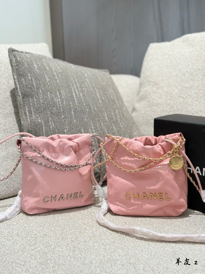 Chanel Mini Garbage Bag P250 Sheepskin
Can be carried by hand or slung over
The new season's C position! Get up the little girl who used to have a casual style with 22 bags
Can be carried by hand or slung over, exquisite and cute 18 × 20 box packaging