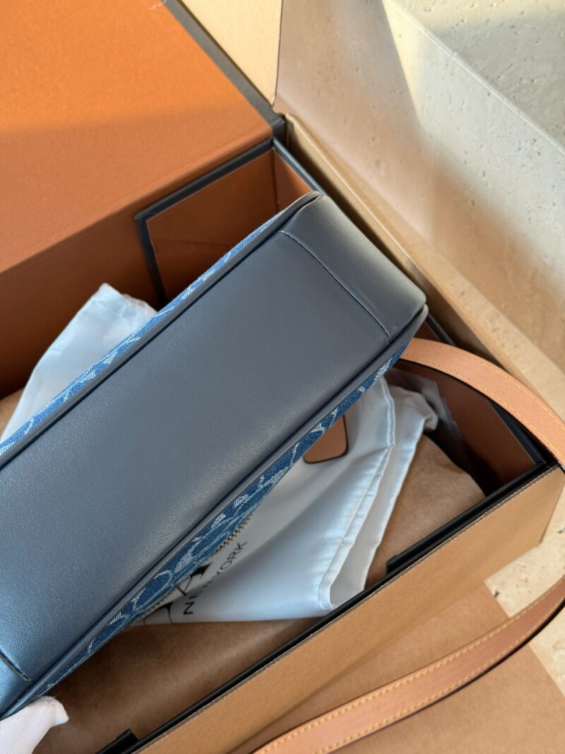 efb5f53d57.jpg 230 box upgrade version
size:24*13*7cm
C's Teri armpit bag, fragrant but not delicate
Underarm bag design ceiling!
Equipped with 2 shoulder straps,
Both shoulder and crossbody are acceptable!
level of appearance
Search Coach Coach Underarm Bag