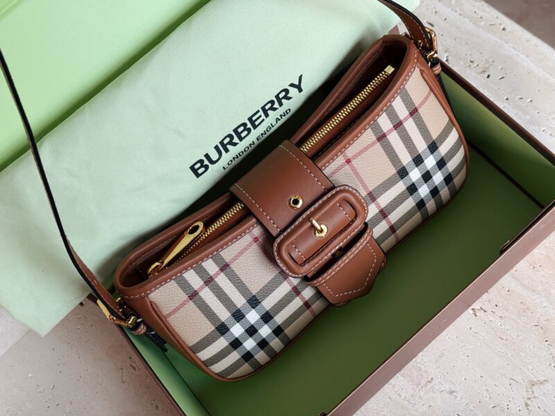 efc67d0d50.jpg 220 boxes#
size:24*11cm
Bur Retro Underarm Bag
I was captivated by fashion and loved deeply
Classic plaid versatile aura
Easily handle various styles
Classic and fashion coexist