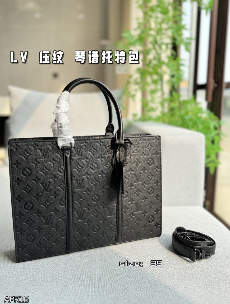 Cowhide 355
size：39×30
LV embossed music bag tote bag shopping bag handbag briefcase
Steady and atmospheric, fashionable and elegant, the classic color scheme of black and gray highlights the brand's iconic style! The embellishment of the dark pat...