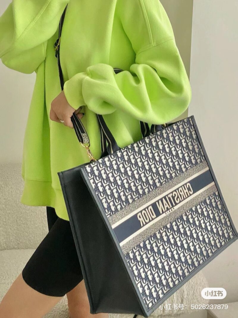 Early spring shoulder strap tote