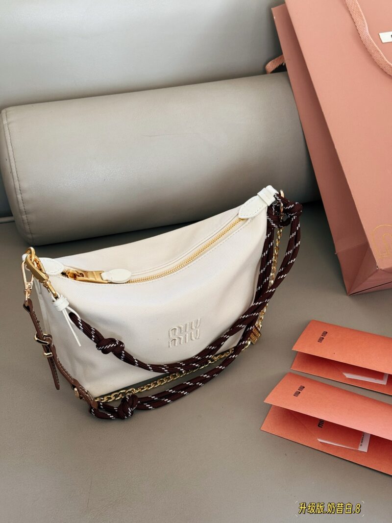 efe0074d75.jpg 220 box upgrade version
Size: Bottom width 18 * 15cm
Miumiu canvas style small lunch box~
Bring your own surfing rope!!
MiuMiu's latest lunch box bag!!
The king of cost-effectiveness
The new early spring model has been launched with a loud bang!!
Her...