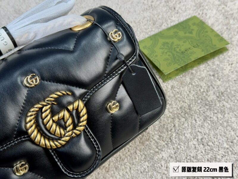 GG Marmont Puff Bag
The swollen shape of the bag looks like a cute little puff pastry
The soft and delicate leather will definitely fall in love
size ：22cm