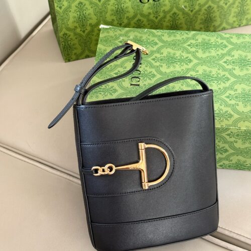 230 without box
size：18*20cm
GG bucket bag with versatile HOBO design
Very durable
Practical large capacity~
Configure extended shoulder straps
It can better meet different dressing needs and allow you to freely match them