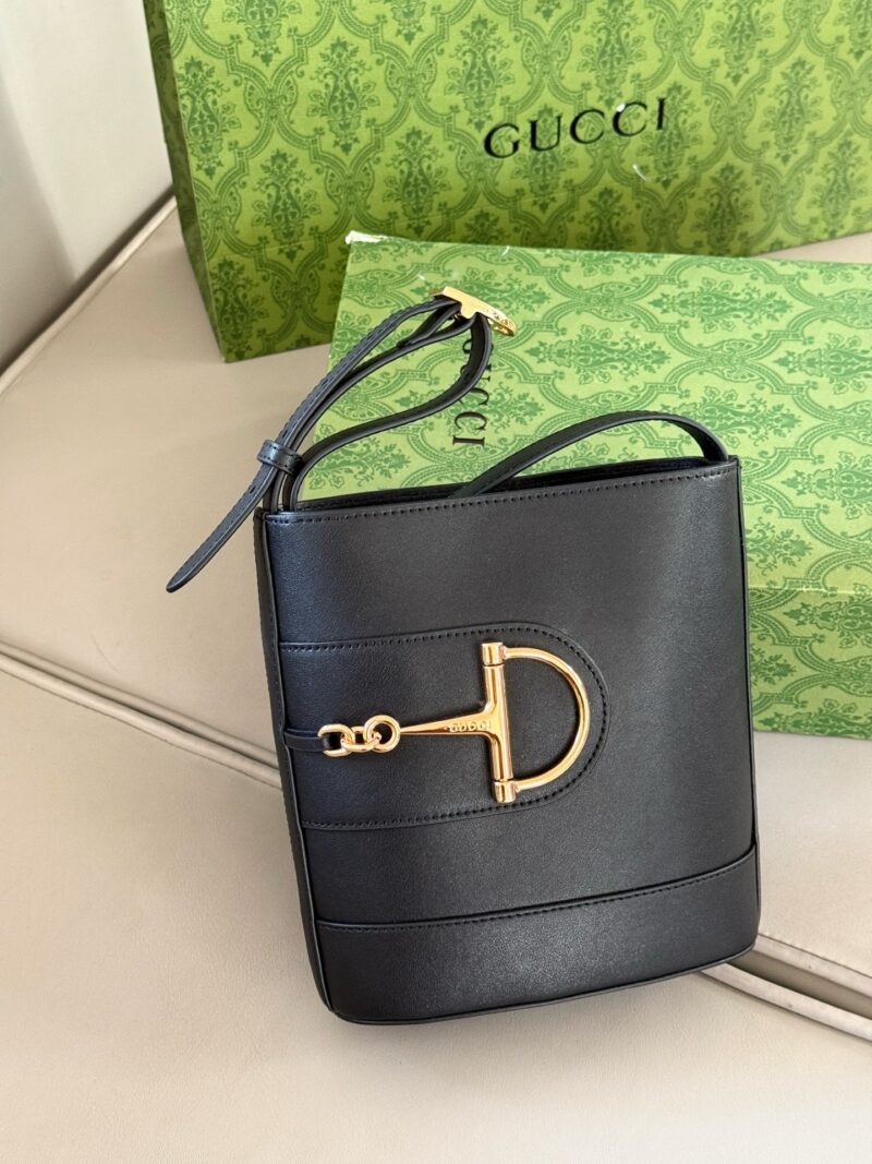 eff32677c8.jpg 230 without box
size:18*20cm
GG bucket bag with versatile HOBO design
Very durable
Practical large capacity~
Configure extended shoulder straps
It can better meet different dressing needs and allow you to freely match them