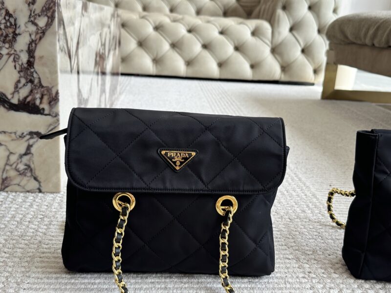 eff968e72f.jpg 200 boxes
size:28*22cm
Prada Hobo Vintage Chain Bag
Added a sense of casualness and simplicity,
Completely fashionable and versatile!