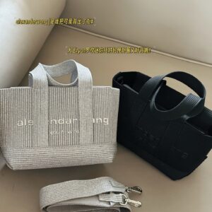 185 pairs of packaging
GM Sunglasses | White Deer Same Style Queen
Square face Tian Cai sunglasses one!
Soft square circular frame design,
It can effectively contour the face,
After wearing it, it looks super small on the face.
