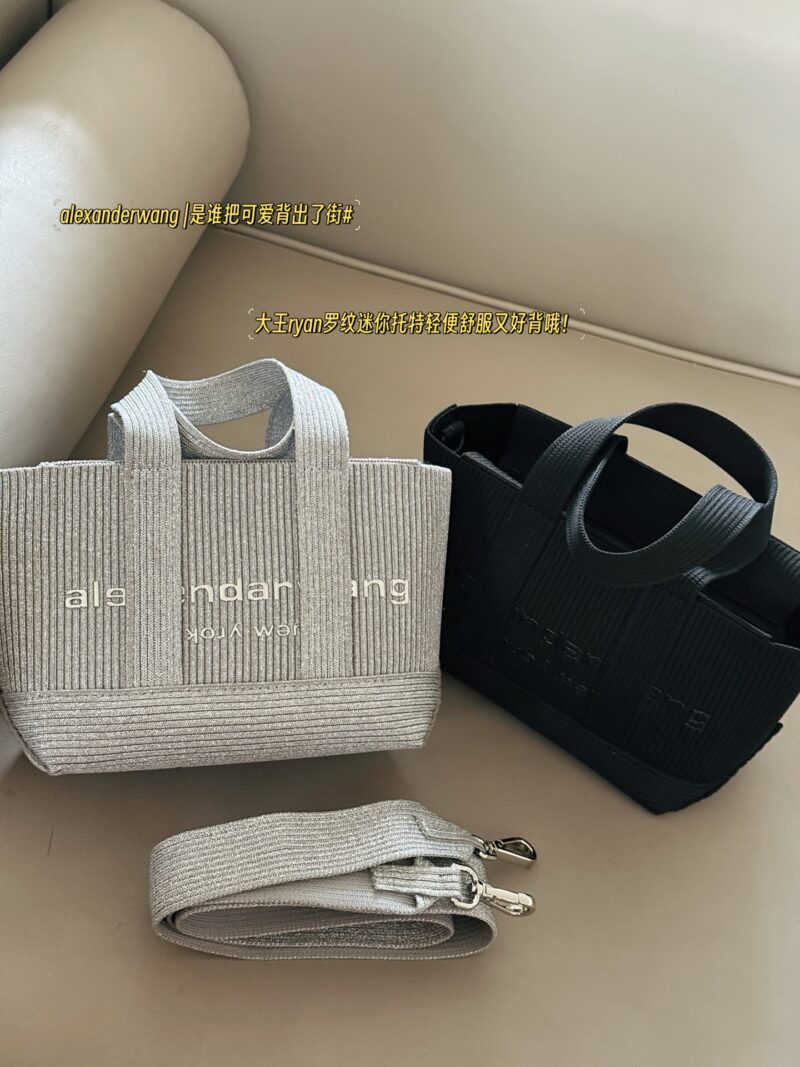 f00c04cfd7.jpg 190 box
size:18*15cm
Alexander Wang | Who carried the cuteness off the street#
King Ryan Ribbed Mini Tote
Lightweight, comfortable, and easy to carry!