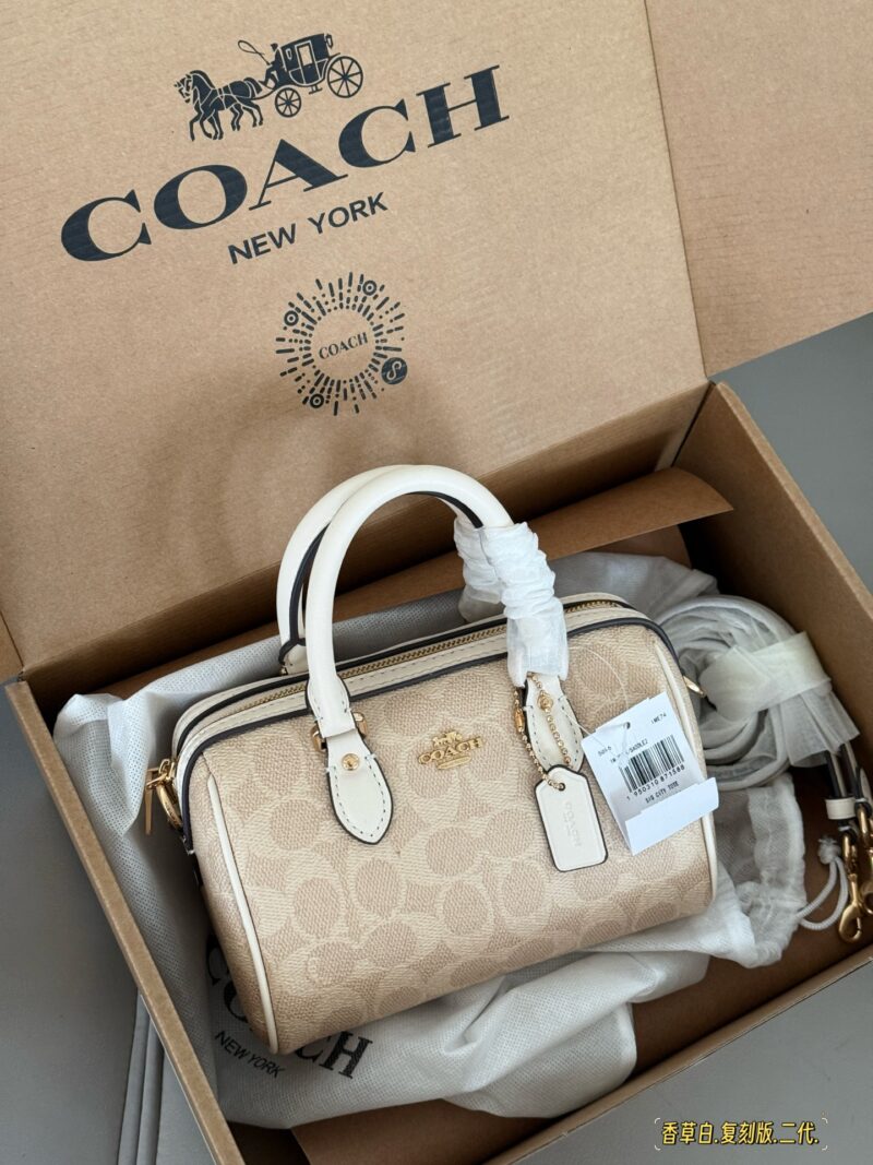 210 (full package) replica version
size：18*12cm
C Home 24ss Pillow Bag/New Product Upgraded Again
Super cute mini Boston
Classic small size
Small body, large capacity!
Channel goods are very rare!
Search Coach Pillow Bag