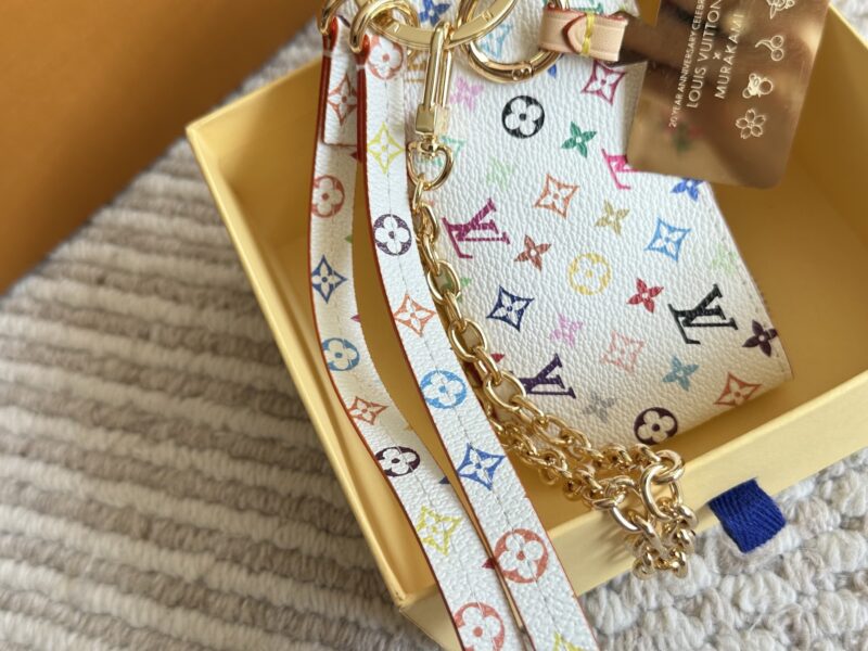210 fashion is indeed a cycle
Who got the LV Murakami Takashi limited edition phone chain bag? It's so cute, isn't it? As expected, a fashionable item can only hold one lipstick
It's okay to use it as a pendant or a card bag when going out. It's expe...