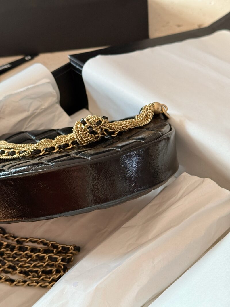 f0173fc18e.jpg 225 boxes
size:18*12.5cm
Xiaoxiang's 24A hula hoop is amazing!
Oil wax cowhide hula hoop bag
Really cute, huge, exquisite and beautiful
The gold tassel chain of 24 inches looks more fashionable and luxurious
Carry the high-end items casually
Did th...