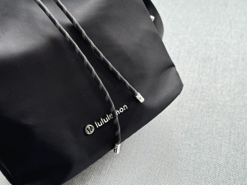 f0252c99f5.jpg 200 airplane boxes
size:22×25
Lululemon 5L nylon bucket bag, one shoulder crossbody handbag
Lightweight and casual, as expected, the end of the bag is made of nylon
Lightweight and casual, the bag shape and style are very appealing to me