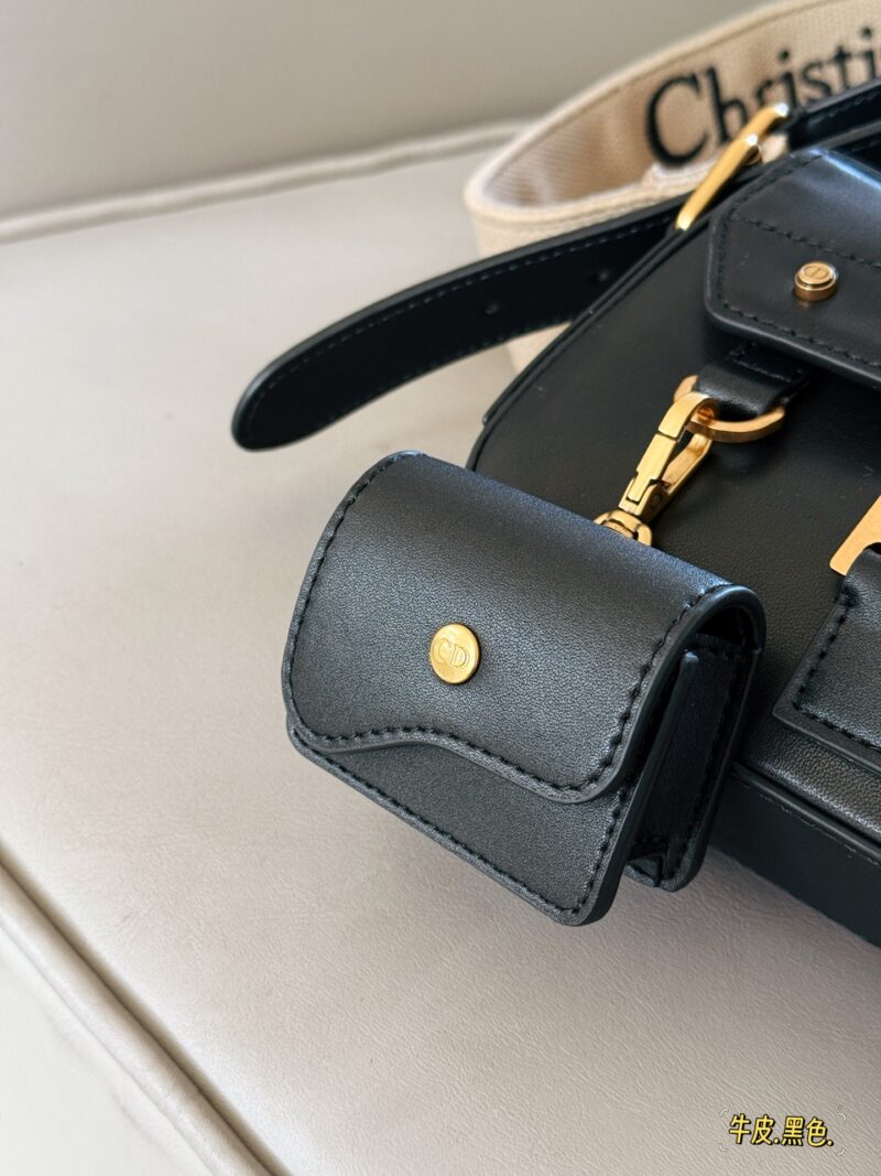 f02b9acd4e.jpg 360 box cowhide
size:24*14cm
Top up super cool DIOR Streetchic handbag
The large metal plaque design has a cool punk vibe from ancient times!
The wide shoulder straps are adjustable on both sides, allowing it to achieve multiple back styles