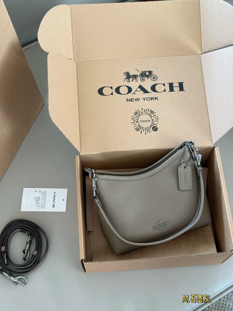 f03382b799.jpg 200 boxes
size:19*14cm
Today's New Products|
C's mini Laurel stray bag is so cute!
Two shoulder straps slung diagonally under the armpits
In summer, I changed into a small skirt and paired it with a small stray bag,
Super cute