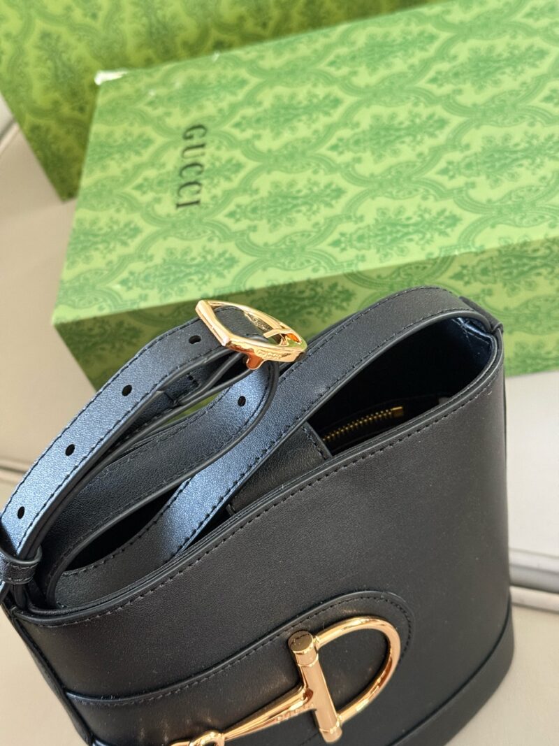f03eb5f71c.jpg 230 without box
size:18*20cm
GG bucket bag with versatile HOBO design
Very durable
Practical large capacity~
Configure extended shoulder straps
It can better meet different dressing needs and allow you to freely match them