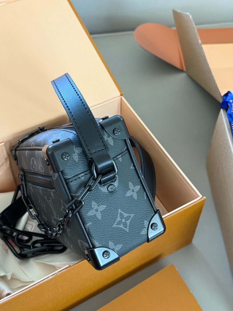 f0487883ed.jpg 220 boxes
size:18*13cm
Hot selling collection real-life photos ????
L Home Retro Trunk Soft Box
Black Warrior paired with calf leather