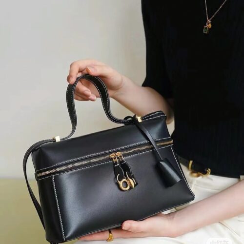 A niche hand-held, one shoulder, and crossbody lunch box bag, fashionable, simple, and versatile! Some people are immediately attracted by this retro niche hand-held shoulder crossbody lunch box bag! Its design is simple yet not simple, full of a s...