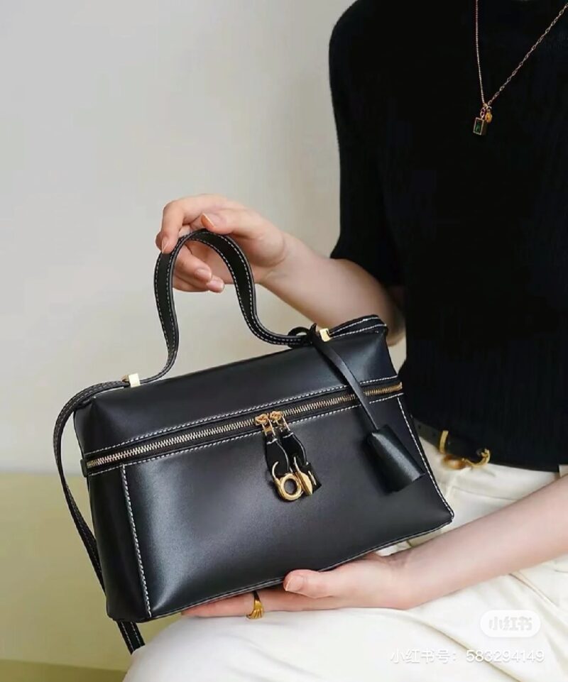 A niche hand-held, one shoulder, and crossbody lunch box bag, fashionable, simple, and versatile! Some people are immediately attracted by this retro niche hand-held shoulder crossbody lunch box bag! Its design is simple yet not simple, full of a s...