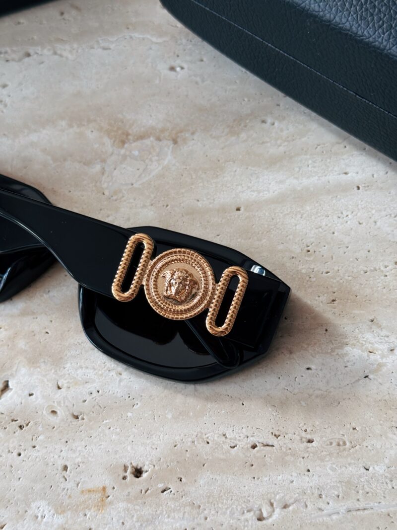 f06e38380f.jpg 210 sets of complete packaging
Versace Classic Style Side Mirror Leg Cat Eye Frame+Featured Black Gold Logo
Sweet and spicy, fashionable and full of design sense
Wearing these sunglasses quickly elevates your temperament to the next level, making it ...