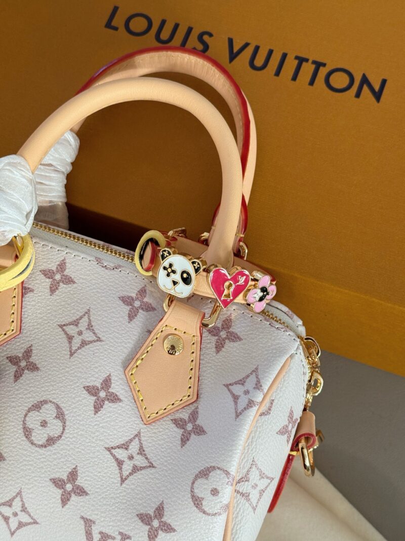 f0773e1d85.jpg 275 boxes
size:18*12cm
L's speed 18 Qixi New Style
A cute little one, suitable for wearing a dress in summer
Match various small accessories into your favorite bag,
Plus the pink and tender sand dune color scheme, who doesn't love it!
