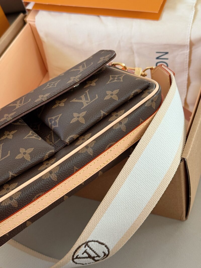 f09f09c2de.jpg 250 boxes
size:25*15cm
L Family Old Flower Camel Bag New Style
Don't miss out on fashionable girls!
The new vintage Vibe is expected to be the next hit!
?? Configure woven shoulder straps/long leather shoulder straps