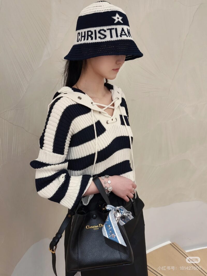 Dior has released another new bag
This water bucket is definitely the "practical king", made of full grain cowhide, ultra light, super large capacity, classic and versatile black gold, and filled with buffs