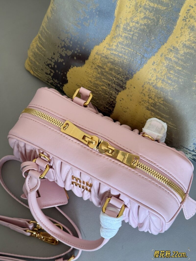 255 Upgraded Edition Box
size：22*11cm
New size of miumiu bowling ball ??
The faint cherry blossom powder is truly a fairy bag for summer
Summer colors~Comfortable
Can be carried by hand or slung diagonally
Full capacity~~
The appearance is Prin...