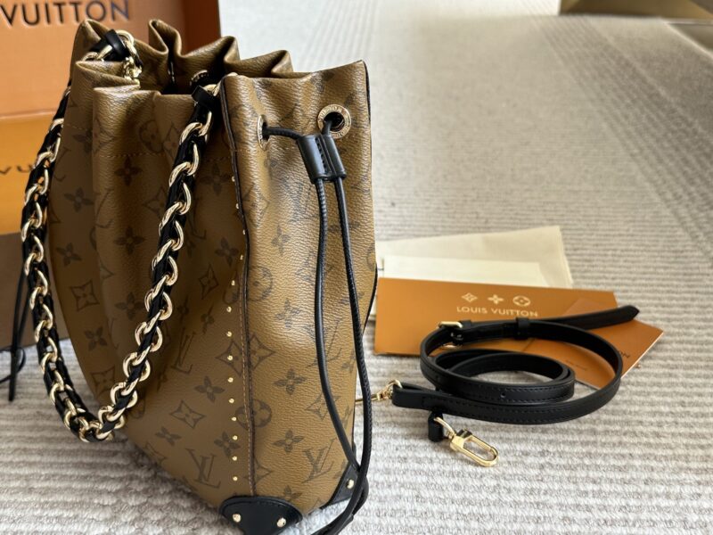 f0f6a27a5c.jpg 235 box new model
size:22*26cm
L Home New Product Showcase Water Bucket Bag/Lucky Bag
In addition to the classic method of carrying baskets
I also provided an extra shoulder strap/
Can be worn on one shoulder or crossbody!
It also comes with an inn...