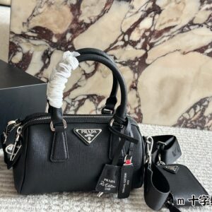 290 pairs of folding box cowhide
size：21*11cm
Prad Boston Pillow Bag
Parachute fabric
The bottom and handle are made of cross patterned leather
Three dimensional, stylish, lightweight, and casual
Equipped with a zero wallet!
A super good item!