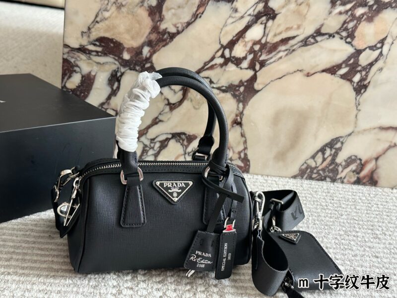 f1132422f1.jpg 290 pairs of folding box cowhide
size:21*11cm
Prad Boston Pillow Bag
Parachute fabric
The bottom and handle are made of cross patterned leather
Three dimensional, stylish, lightweight, and casual
Equipped with a zero wallet!
A super good item!