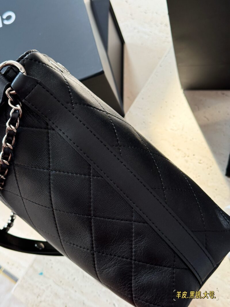 f114ca3f7e.jpg 310 290 sheepskin box
Size: 23 * 26cm (large)
19 * 21cm (small)
Xiaoxiangjia 25P black silver hobo water bucket wrapped tightly!
The shoulder straps are wide enough, they won't slip on the shoulders!
Length adjustment can also be done diagonally!
A r...