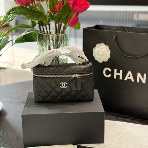 A Chanel 25c box p249
Chanel 25CLP black gold chain bag is coming!
The classic black and silver color scheme exudes a sense of luxury. Litchi cowhide, with excellent texture.
The design of the Cocoon Island chain is both retro and fashionable, making...