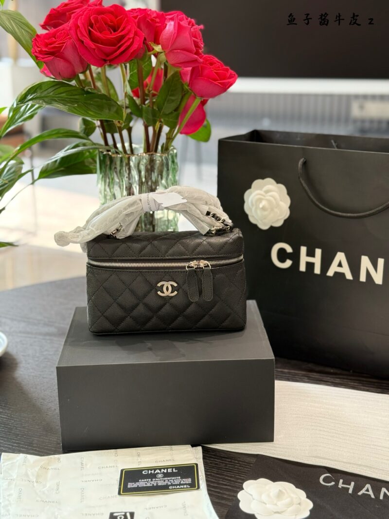 A Chanel 25c box p249
Chanel 25CLP black gold chain bag is coming!
The classic black and silver color scheme exudes a sense of luxury. Litchi cowhide, with excellent texture.
The design of the Cocoon Island chain is both retro and fashionable, making...