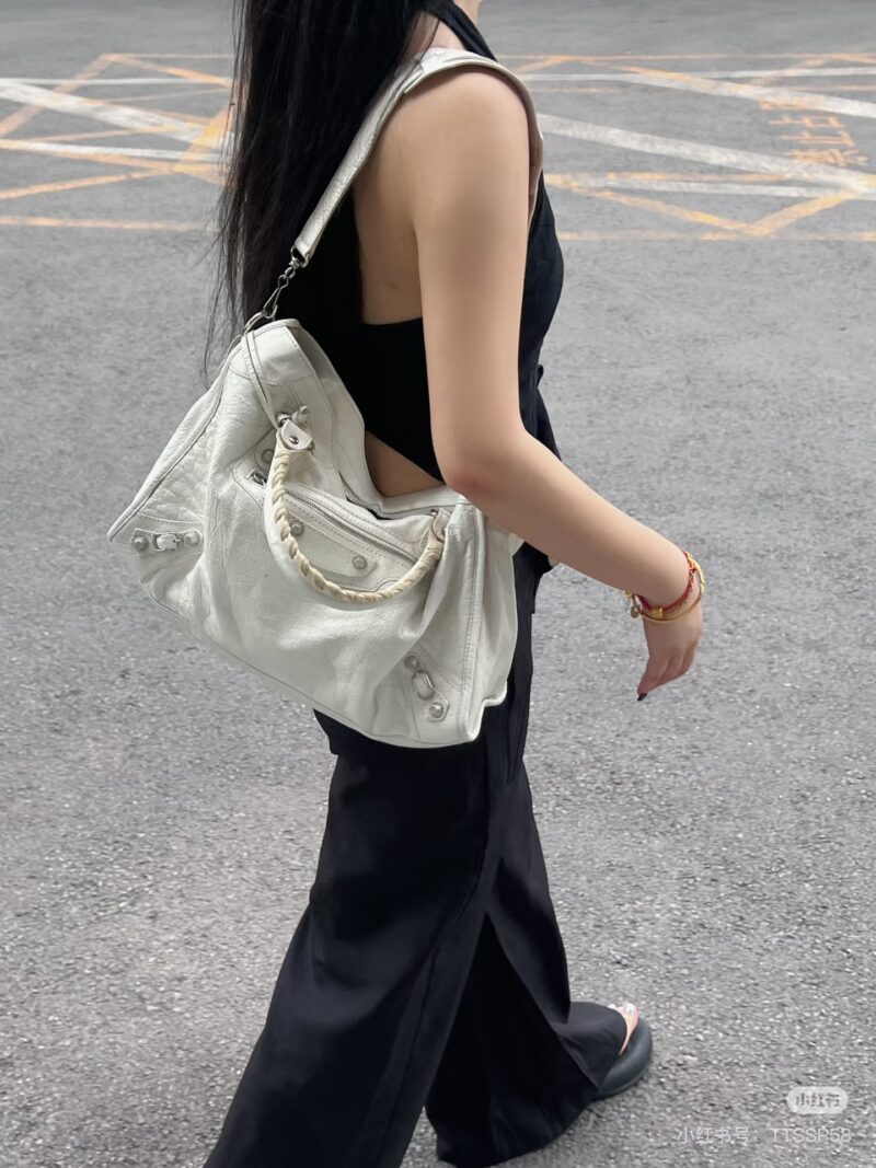 f171adb919.jpg Balenciaga motorcycle silver is so handsome!!! Motorcycle bags will really be loved forever
A locomotive with a silver buckle will appear cool and aloof. C0o
Laziness comes naturally. The motorcycle bag can be equipped with a casual and free spirited...