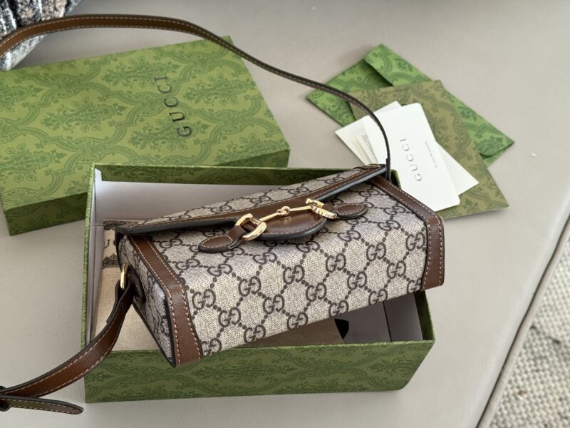 f17634e438.jpg 200 boxes
size:19*12cm
GG 1955 new mini bag
Capacity is also acceptable
My god? It's so beautiful!
Classic color Gucci1955