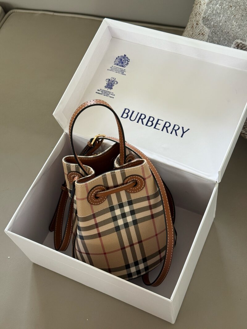 f185a0a812.jpg 225 boxes
size:16*18cm
Bur | Knocking Cute Bucket Bag~
Multi color matching, portable crossbody can be freely matched~