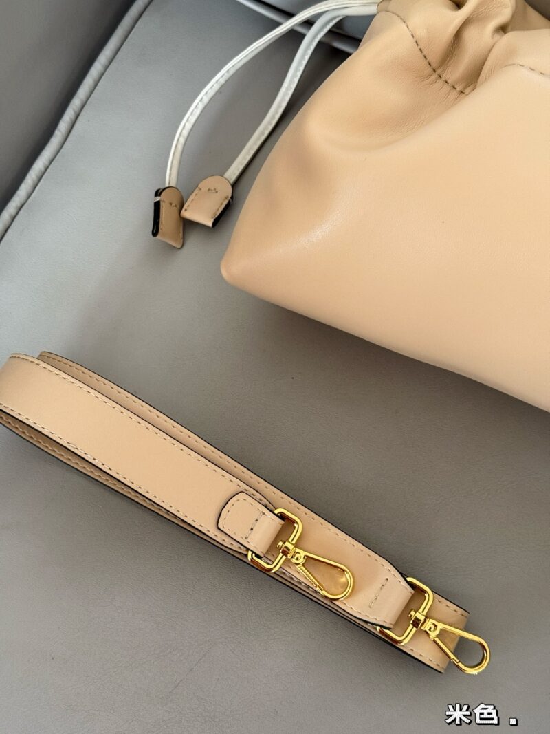 f18acae4ea.jpg 250 boxes
size:25*20cm
The latest series Mama Baguette has truly been designed to the hearts of fairies!
Fendi's latest magic wand
Fresh and elegant!