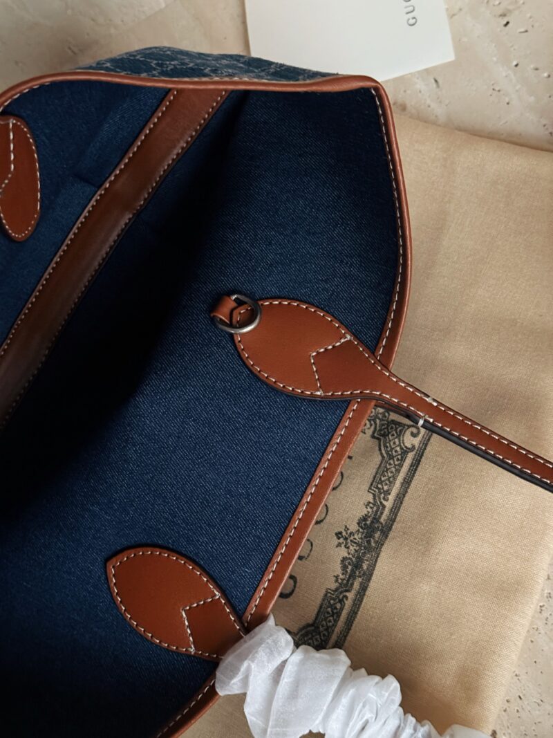 f19633d892.jpg 220 no box with paper bag
Size: 20 (base width) * 35 (top width) * height 21cm
GG new double-sided shopping bag
It can be used both on the front and back with Tote!
Sisters like me who want many styles! Too practical! Small tote like giant outfit