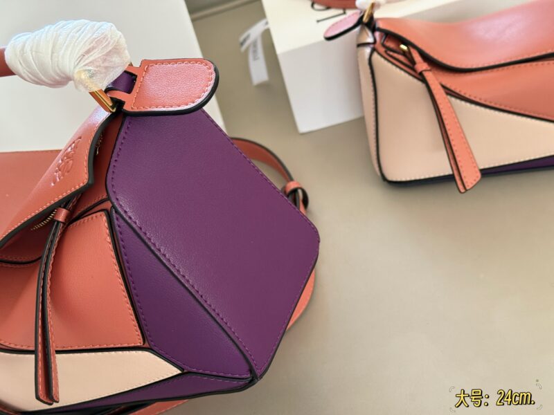 f19cf56314.jpg 225 255 box
Size: 18 * 10cm (mini)
24 * 15cm (large size)
Loewe Geometry Package Puzzle
Truly cannot be missed,
?? Cowhide quality!
Completely hold on!
Puzzle cranberry color blocking
Even high-level ones have to overflow