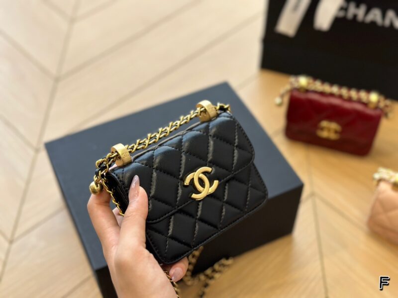 Folding box
Cute and explosive! The palm sized Chanel mini bag is so cute! This Chanel mini bag is really cute! The black square shaped bag with a chain and a small golden ball is a perfect eye-catching tool when walking on the road!! 12*9cm