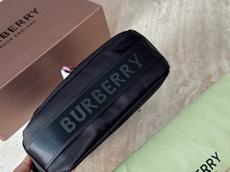 f1bfebb96e.jpg 180 fold gift box
Size: 21 * 16cm
Bur Black Camera Bag
The handbag has a card slot inside!
Traveling and staying at home is very convenient!
This is a product that can be used by children, boyfriends, girlfriends, uncles, and aunties!