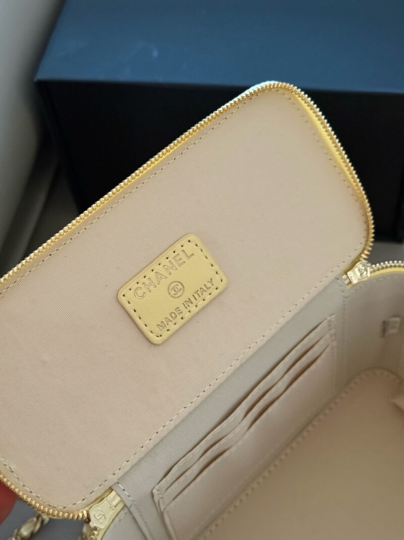 f1c6cbbf05.jpg 210 Pack
size:18*10cm
Xiaoxiangjia Handle Box Bag
Your upper body is full of immortal energy!
The smooth skin feels super comfortable to the touch
Crossarm/Handheld/
Summer chicken yellow/soft fufu drops super cute/