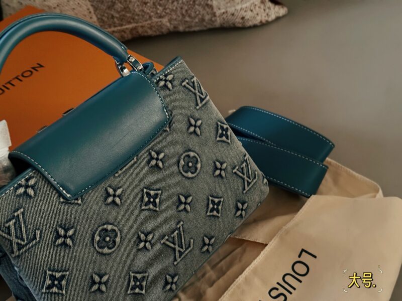 f1cfaab9cc.jpg 220230 box matching
Size: 22 * 13cm (new horizontal version)
28*17cm
L Capucines handbag
Full grain Taurillon cowhide cutting
It feels low-key but has a luxurious texture!!
classic! classic!