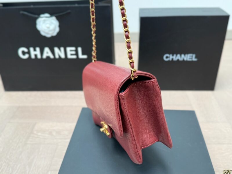 Counter gift box
Chanel Gold Coin Bag Chain Bag
Rarely seen obscure style, cool retro and lazy
Another trendy item that can be easily carried out with just one carry
Size 23 14